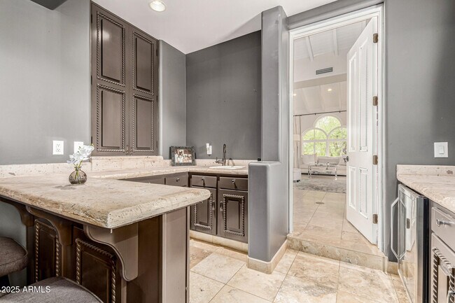 Building Photo - 6050 N Paradise View Dr