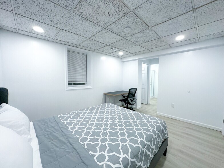 The window and direction to the closet - 5113 Ravensworth Rd