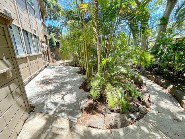 Building Photo - OHANA CLOSE TO THE BEACH!