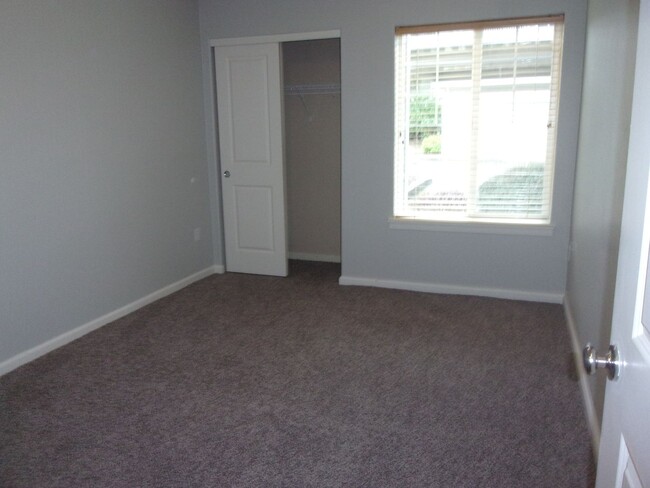 Building Photo - Popular West Oaks Condo