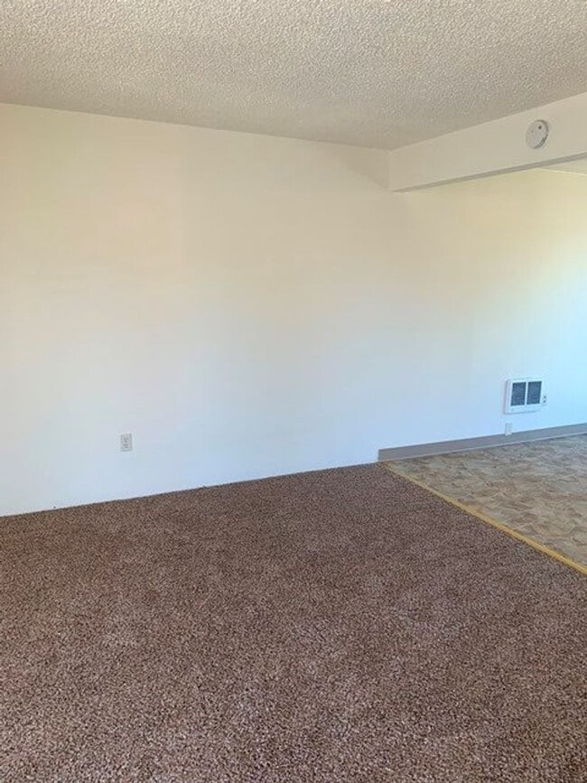 Building Photo - Middle unit in 8-plex complex