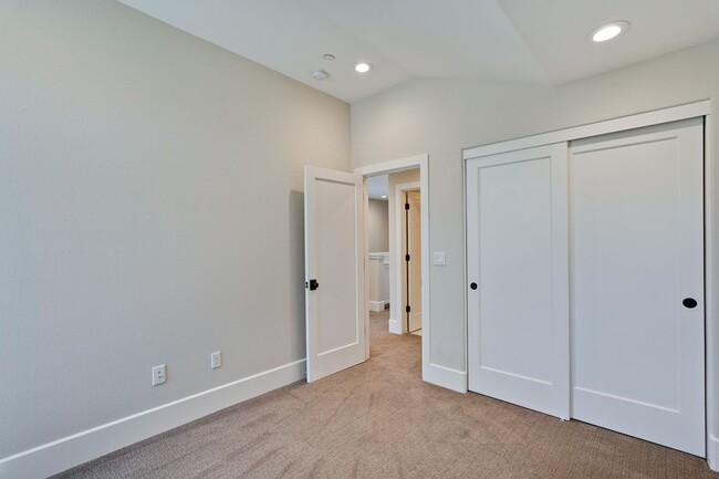 Building Photo - Modern Living in the Heart of Downtown Cam...