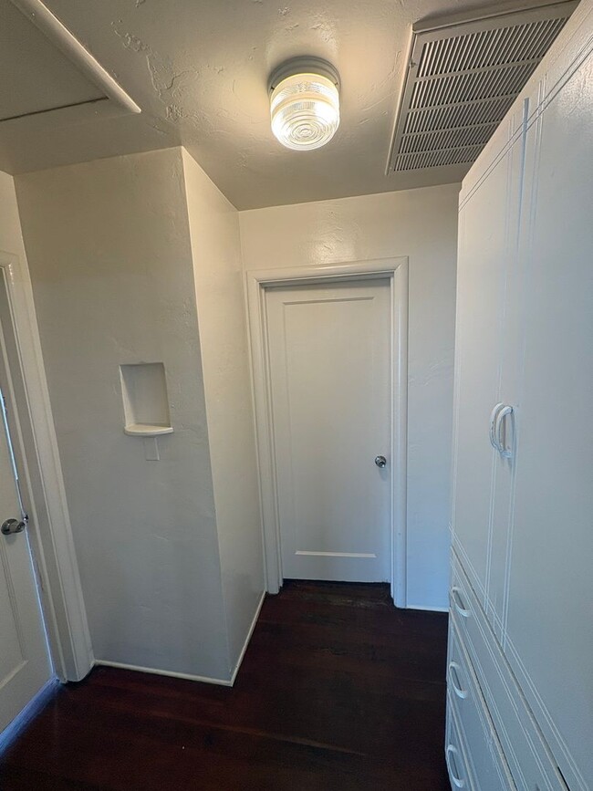 Building Photo - Cozy Home On Spacious Lot near Ballpark Rent Ready!