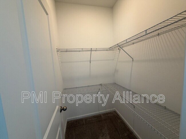 Building Photo - 2021 Hemingway Cir