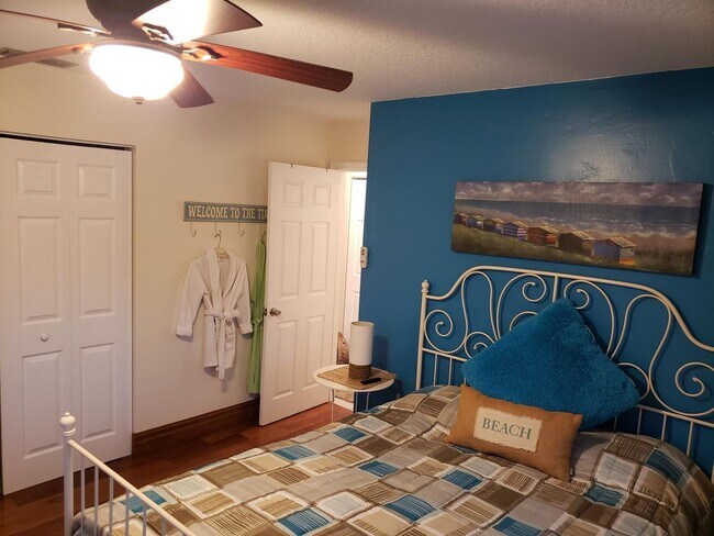 Building Photo - 1402 SW 25th Ave