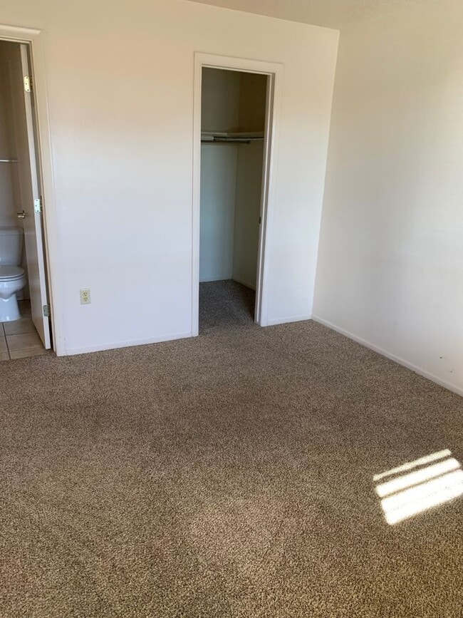 Building Photo - Lower Level Smokey Lane 1 bedroom, 1 bath ...