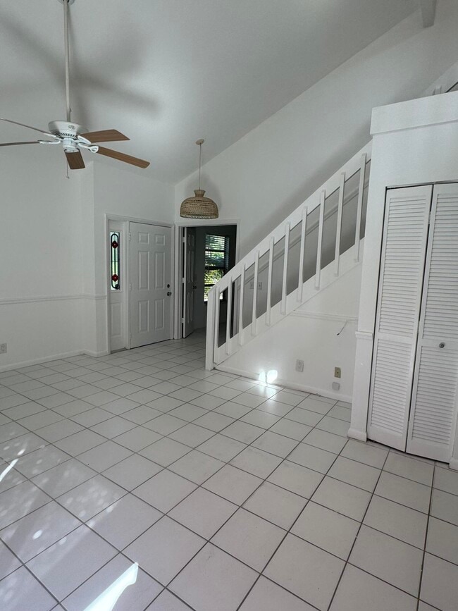 Building Photo - 429 N Cypress Dr