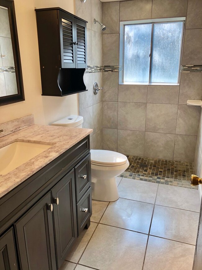 Building Photo - Spacious 4 Bed, 2 Bath House in West Fort ...