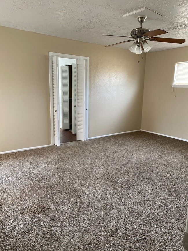 Building Photo - Mid-Century Modern Home close to Bonham Middle School