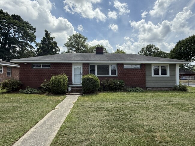 Building Photo - 2500 E 3rd St