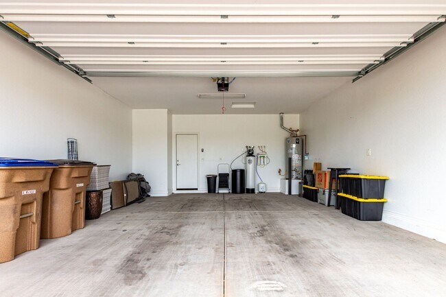 Building Photo - Luxury 2BR + Den Townhome in Amenity-Packed Community - Encanterra