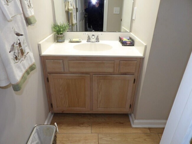 Building Photo - 4622 Greenbriar Dr