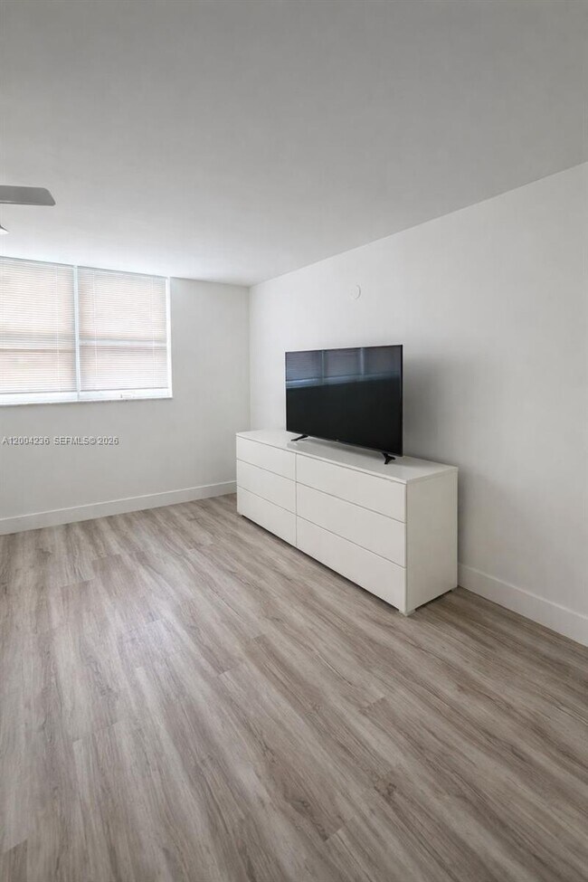 Building Photo - 1175 NE Miami Gardens Dr