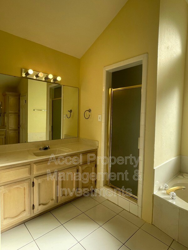Building Photo - 512 Xanthisma Ave