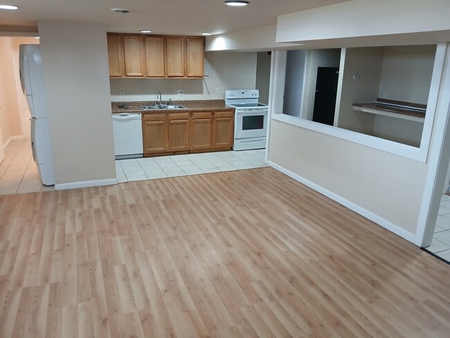 Building Photo - 711 S Poplar St