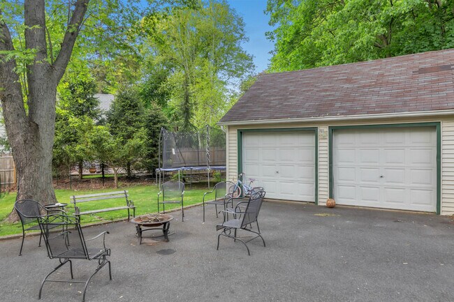 Building Photo - 48 Stelfox St