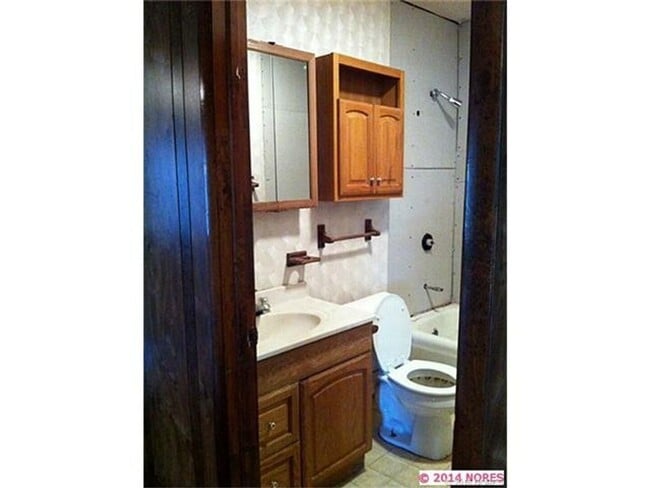 Building Photo - Comfortable living in this 3-bedroom, 1-bath home
