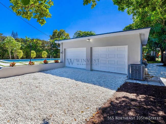 Building Photo - 565 NE 105th St