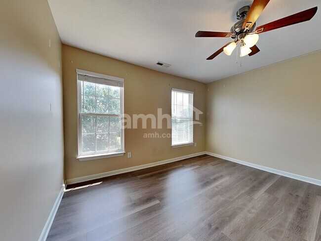 Building Photo - 5 Wells Dr