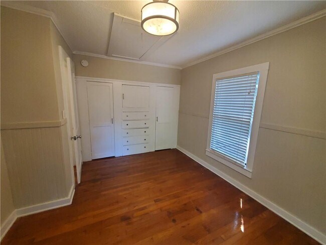 Building Photo - 5430 Greenleaf Rd