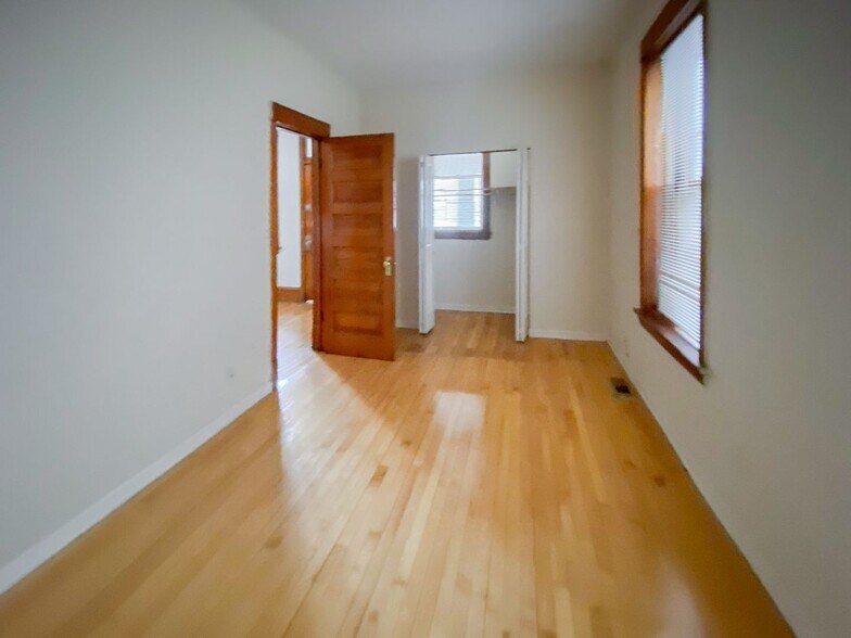 Building Photo - 3639 N Paulina St