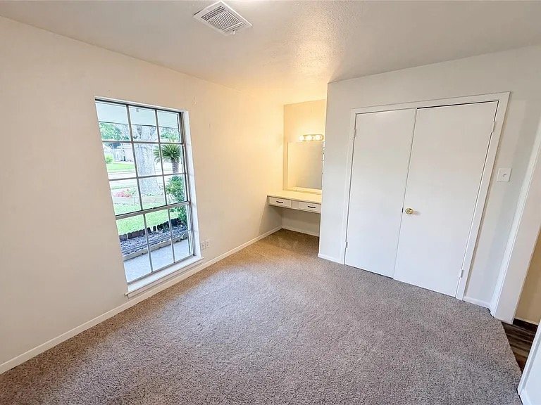 Building Photo - 910 Luella Ave