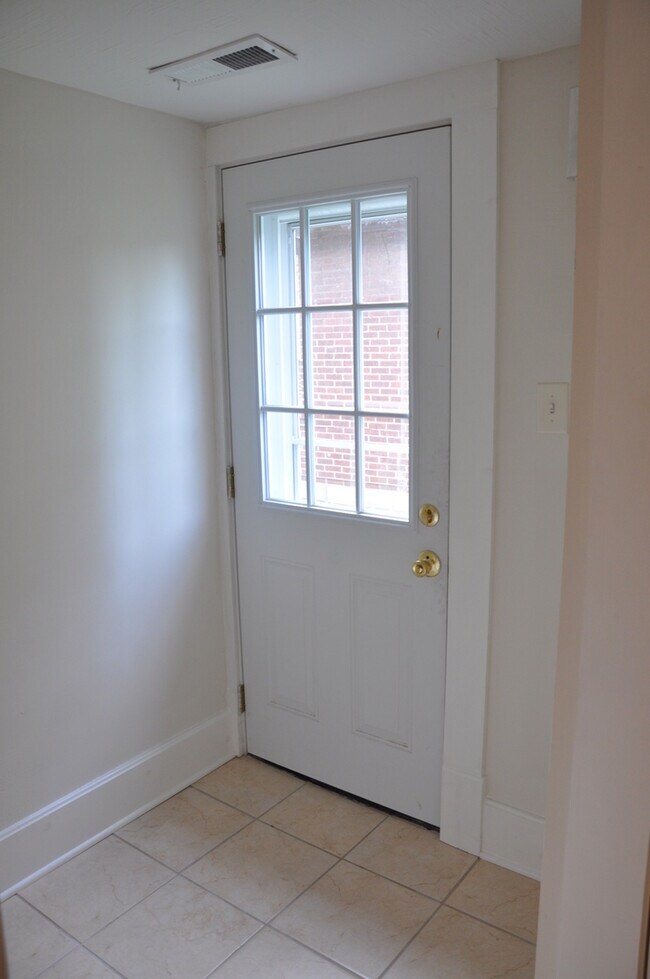 Building Photo - Walk to Campus - Pre-Leasing Now for the F...