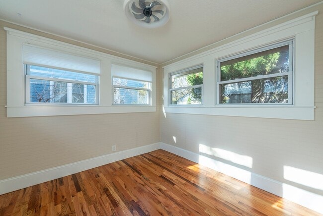 Building Photo - Charming Black Mountain Rental!