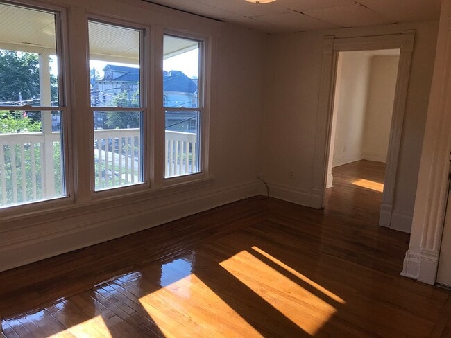 Building Photo - Beautiful Upper Flat With Private Side Por...