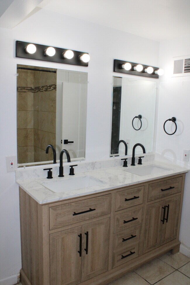 Building Photo - Newly rehabbed 3 bed - 2 full bath in Glad...