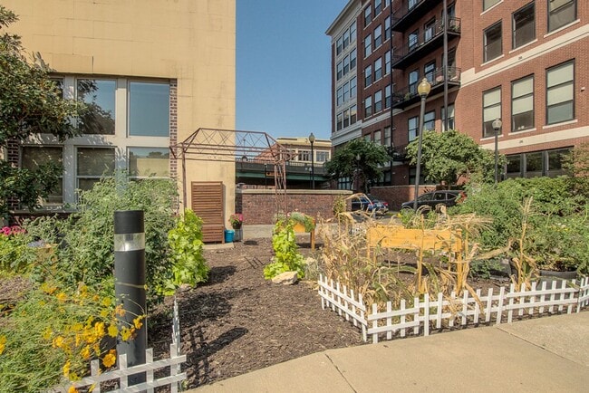 Building Photo - One Bedroom Unit in Wonderful Western Auto Lofts