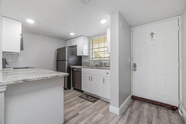 Building Photo - 6324 La Costa Dr