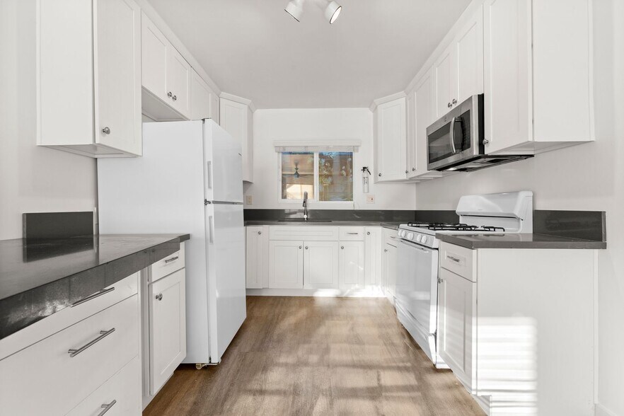 Interior Photo - BEAUTIFUL Studio in Inglewood !!