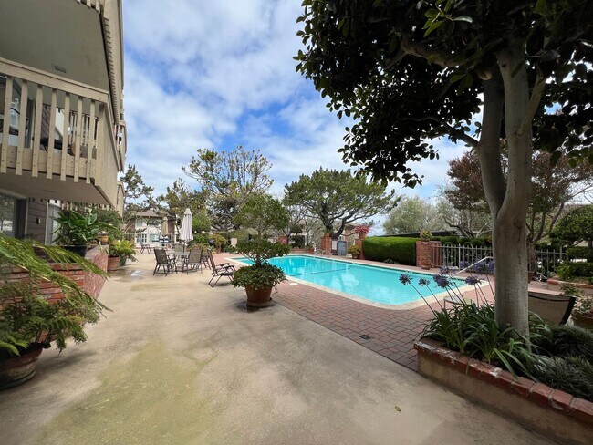 Building Photo - 6526 Ocean Crest Dr