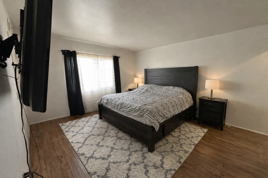 Master - 18340 Collins St