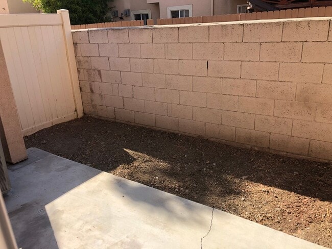 Building Photo - Beautiful Townhouse 4bd 3.75ba w/balconies...