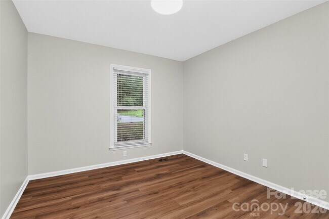 Building Photo - 11122 5 Cedars Rd