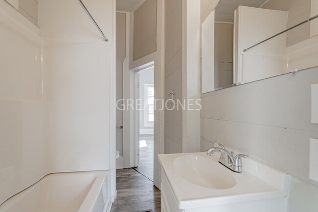 Building Photo - 218 N Lee St