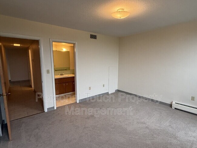 Building Photo - 501 7th St S