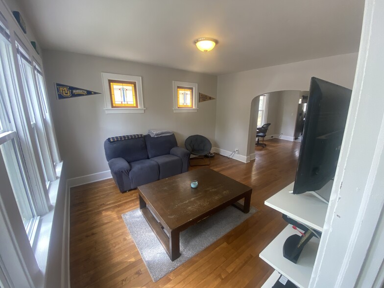 Living Room - 2725 N Bremen St
