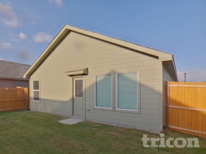 Building Photo - 838 Ponderosa Ln