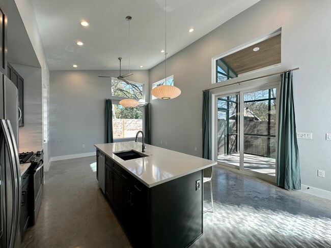 Building Photo - 5008 Lott Ave