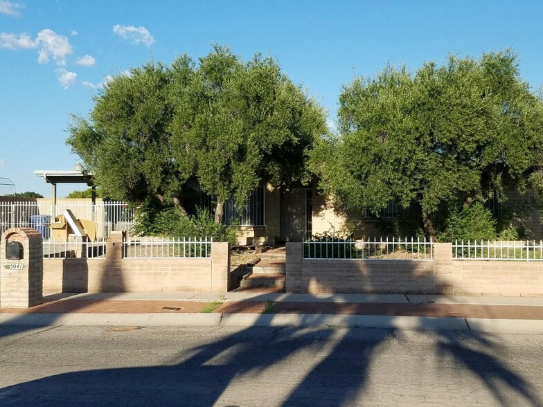 Primary Photo - 5041 S Greenway Dr