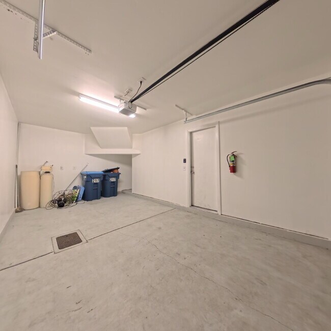 Building Photo - Spacious 2-bed 2-bath with Attached Car Garage at Tripoly!
