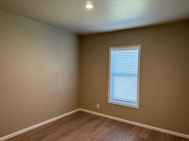 Building Photo - 7874 Old Redwood Hwy