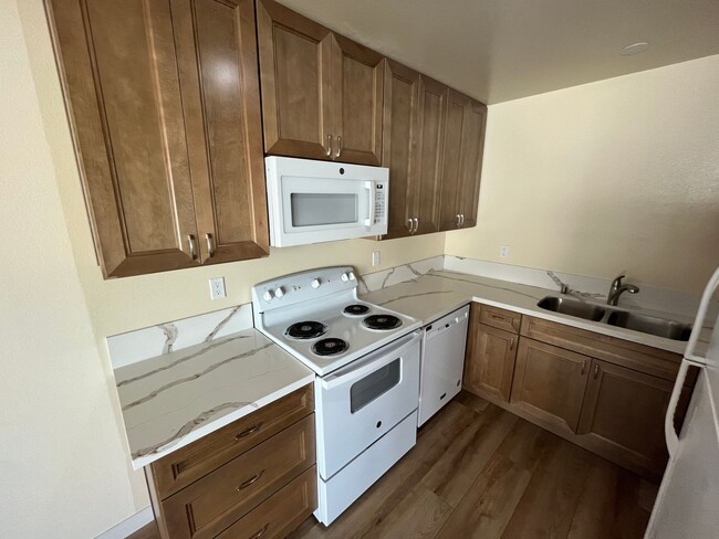 Building Photo - Upgraded, 2BD/2BA in Park Place: 1 Car Gar...