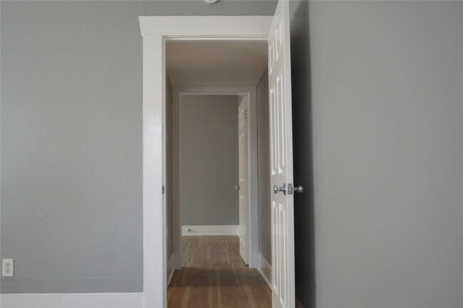 Building Photo - 303 Vincent St