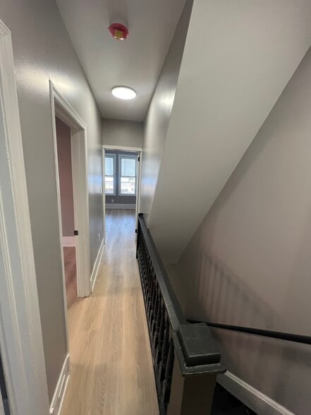 Building Photo - 1018 W 8th St