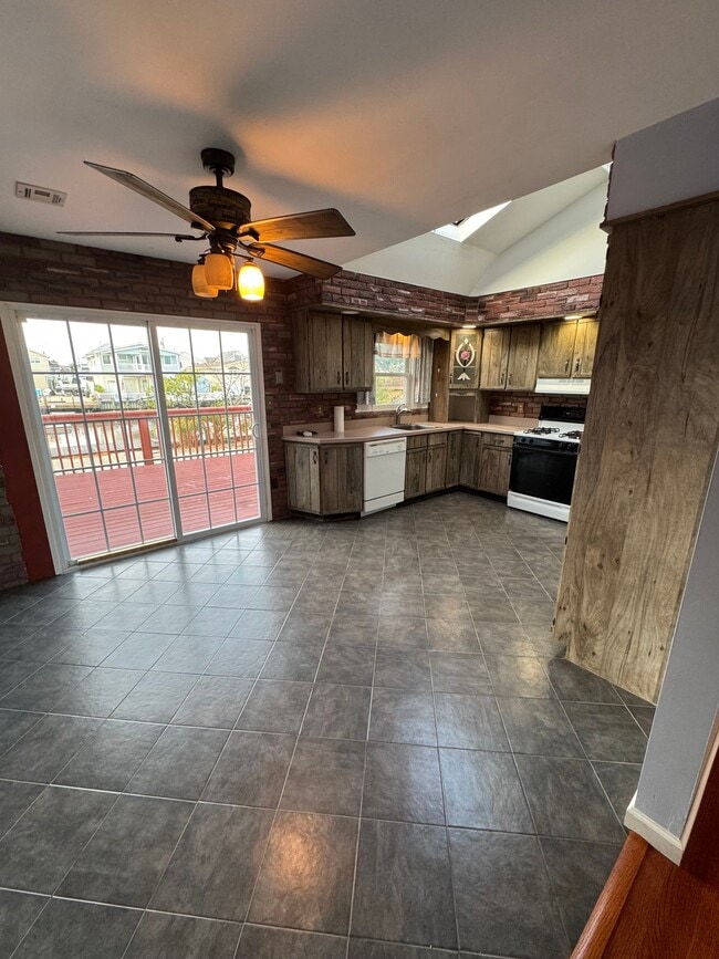 Building Photo - 122 E Navasink Dr