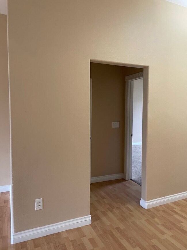 Building Photo - Beautiful 3 Bedroom Single Family Home With 2 Car Garage!